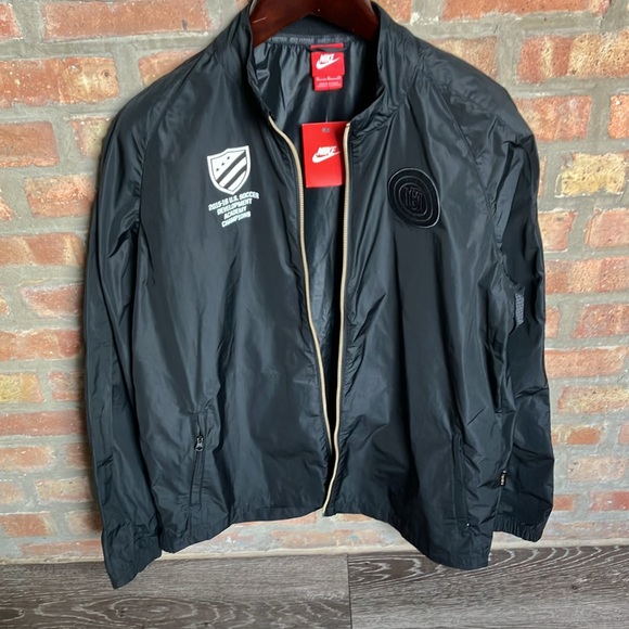 Nike - Picture 10 of 16